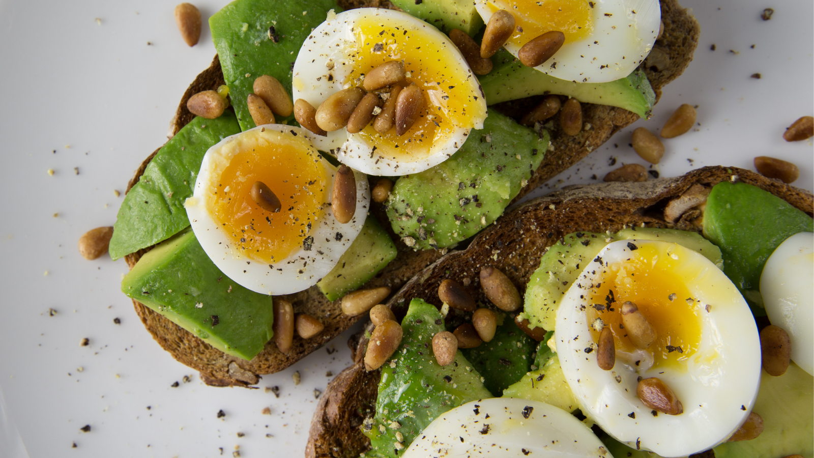 Pan con palta y huevo pochado